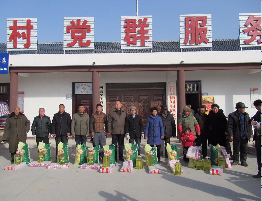 2月11日上午,市住建委主任孟丽华一行在泗县大庄镇党委书记赵光勇陪同